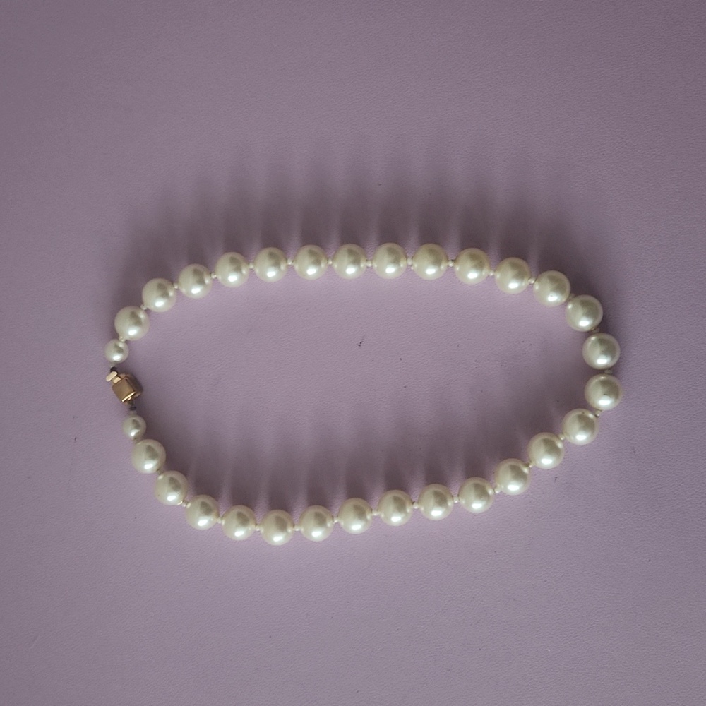 Pearl costume strand necklace